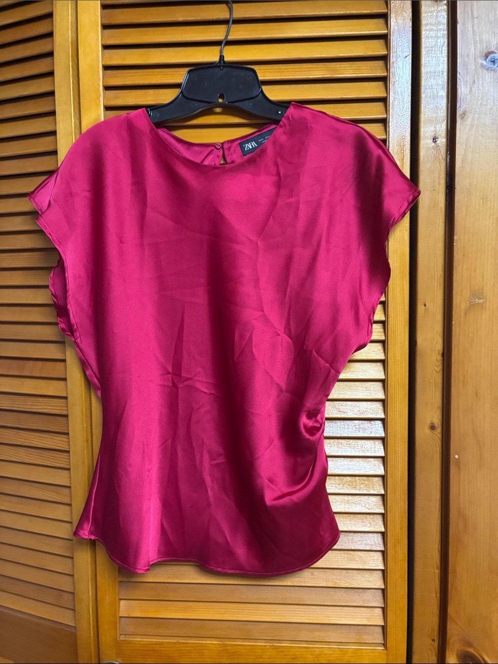 Zara Fuchsia Cap-Sleeve Satin Blouse length 23”pit to pit 20”waist 16”